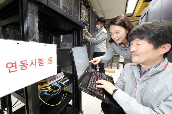 KT 연구원이 국내에서 개발한 양자 암호 통신 기술이 적용된 5G 네트워크를 확인하고 있다. / 사진=KT