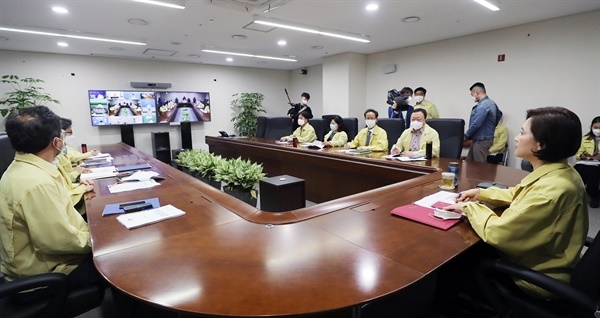 19일 오후 유은혜 교육부장관이 신학기 개학준비추진단 영상회의를 주재하고 있다.  / 사진=교육부