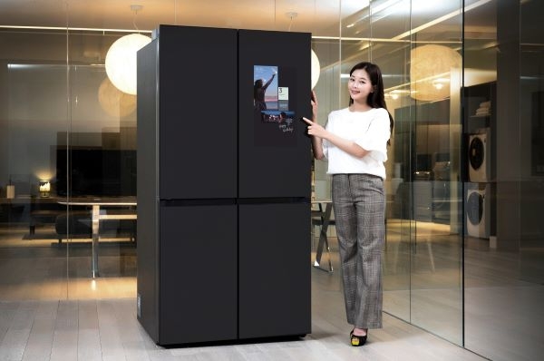 삼성전자 모델이 수원 삼성전자 디지털시티 프리미엄하우스에서 패밀리허브가 적용된 비스포크 냉장고 신제품을 소개하고 있다.(사진=삼성전자)