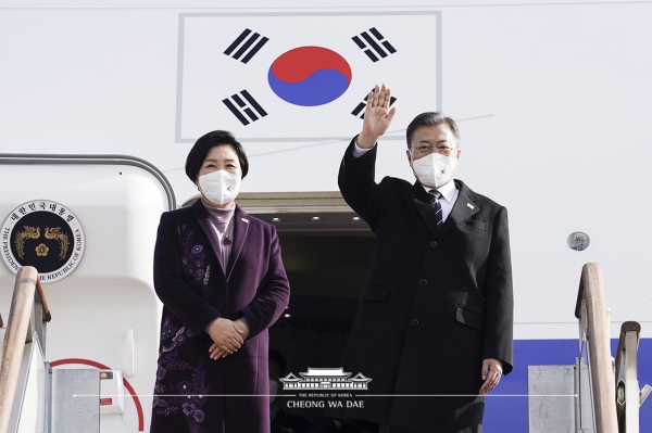 문재인 대통령과 김정숙 여사가 15일 토요일 서울공항에서 아중동 3개국 순방을 떠나며 손을 흔들고 있다.