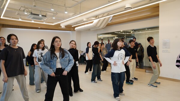 NIS 학생들이 케이팝 댄스 클래스에 참여하고 있다. 사진제공=한국관광공사